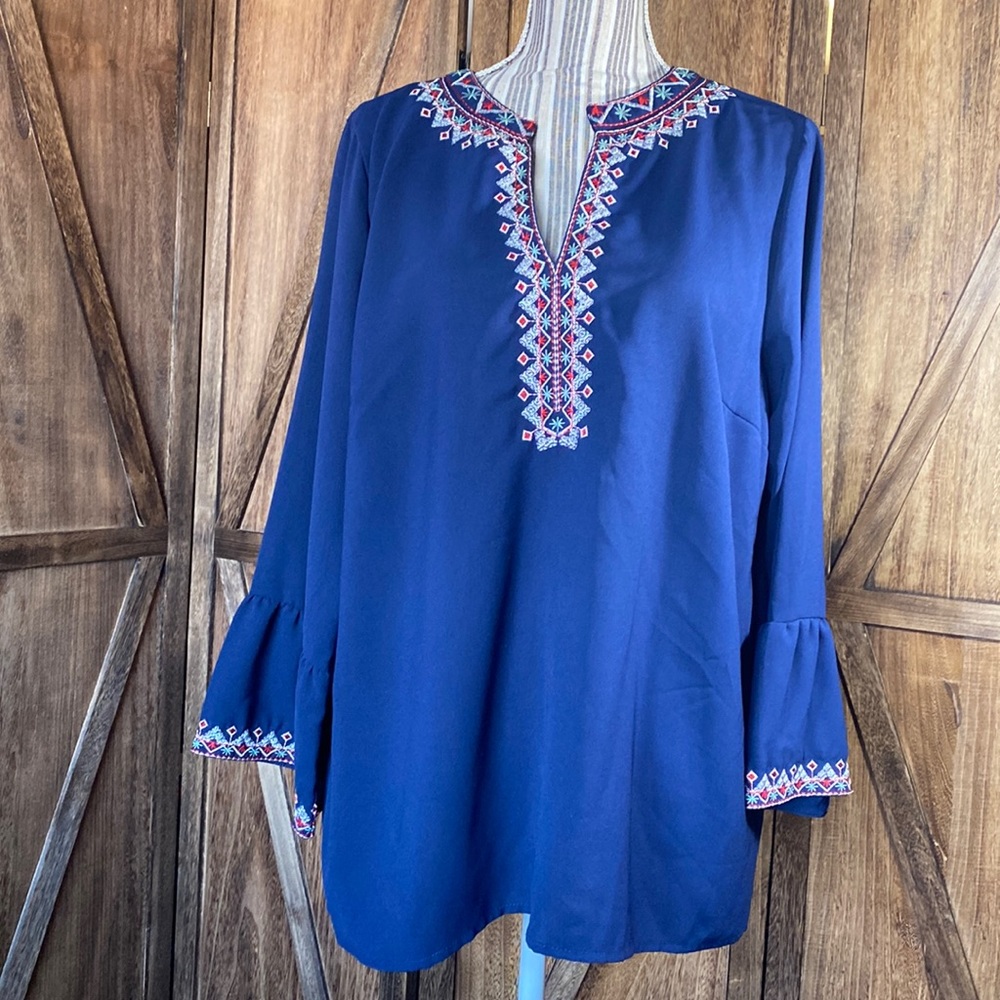Bohemian style tunic with embroidery and flounced sleeves. Navy Blue Size 2XL